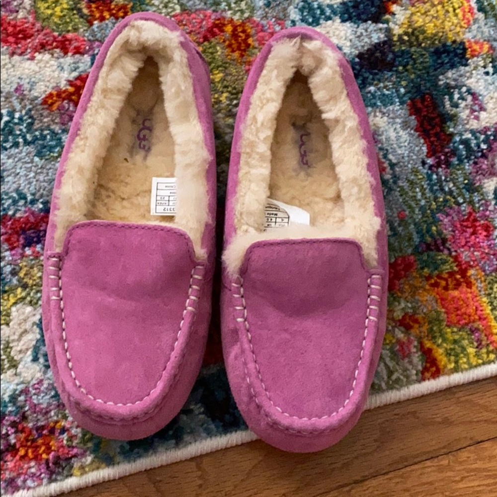 UGG’s NWOT slippers pink EUC!
